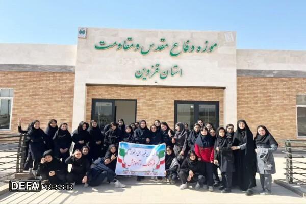 دانش‌آموزان دبیرستان فرهنگ و آموزش قزوین از موزه دفاع مقدس و مقاومت قزوین بازدید کردند