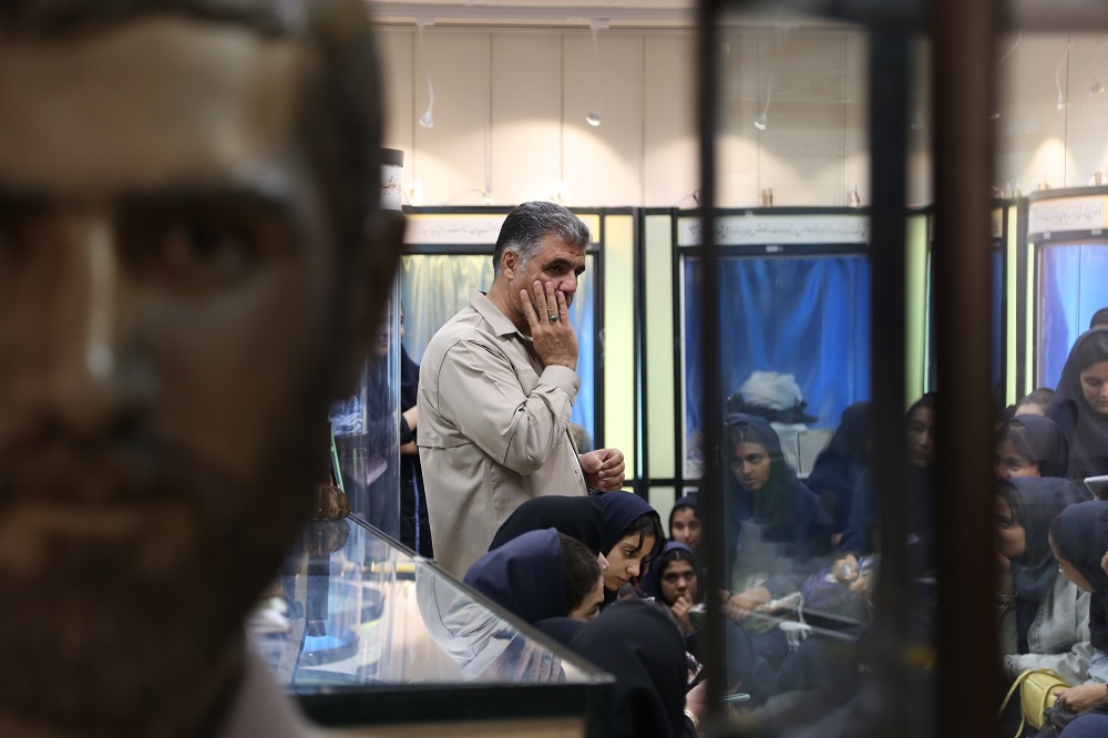 تصاویر/ بازدید دانش آموزان دبیرستان دخترانه دوره اول فدک اراک از مرکز فرهنگی و موزه دفاع مقدس و مقاومت استان مرکزی