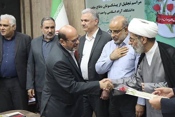 تجلیل از اساتید درس علوم و معارف دفاع مقدس در دانشگاه آزاد اسلامی خوزستان