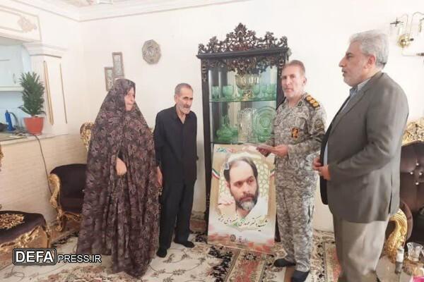 دیدار مسئولان حفظ آثار دفاع مقدس قزوین با خانواده شهید دکتر مهدی خسروی‌نژاد