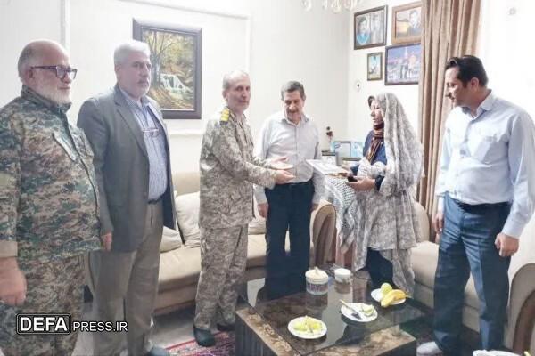 حضور سرهنگ پاسدار امیری مقدم در منزل خواهر شهید خلبان ایرج عیوضی