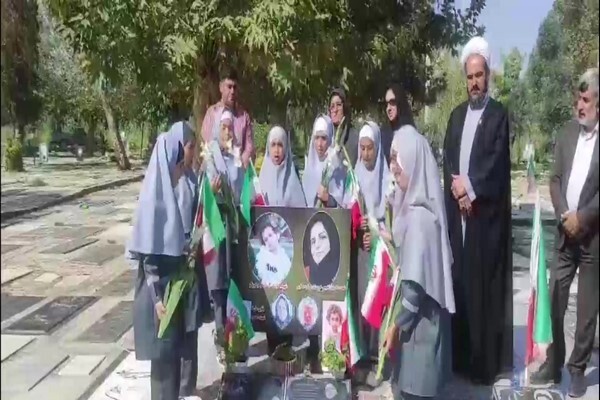 فیلم/ عطر افشانی مزار شهید سه ساله گلستانی جنگ تحمیلی ۱۲روزه