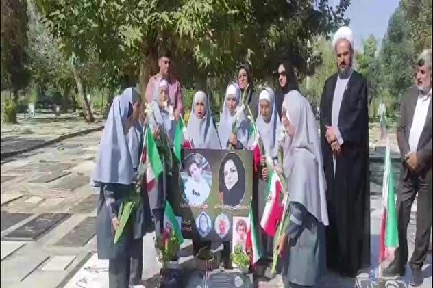 فیلم/ عطر افشانی مزار شهید سه ساله گلستانی جنگ تحمیلی ۱۲روزه