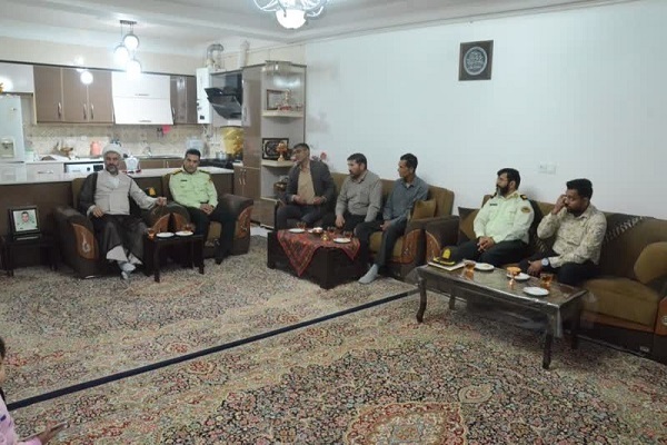 دیدار فرماندهی انتظامی کرمان با خانواده شهید ترور«محمد پورشیخعلی»