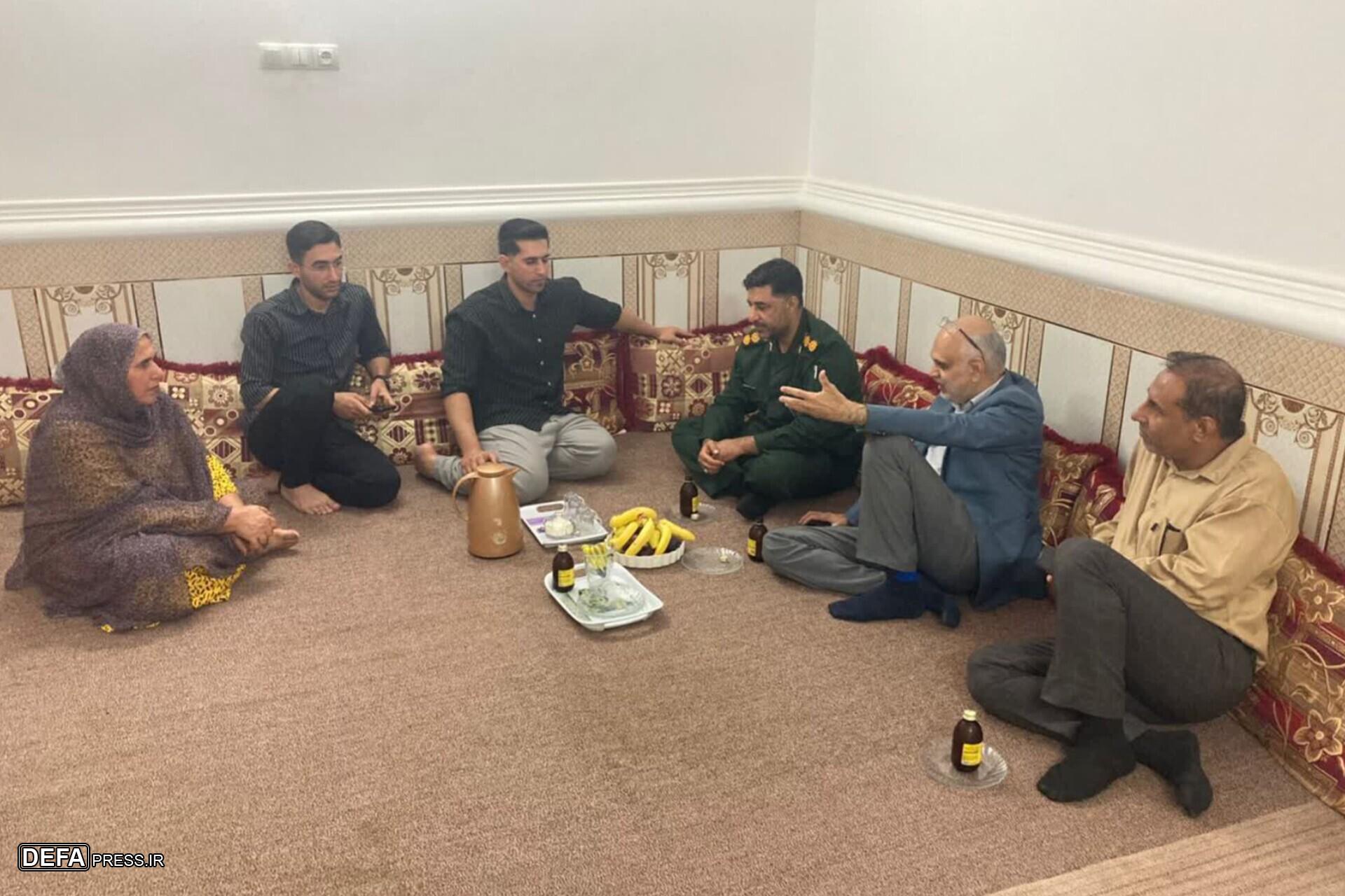 دیدار با ۱۲ خانواده شهید و جانباز در شهرستان بستک