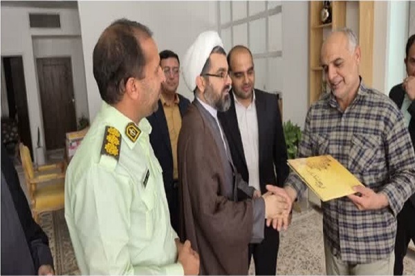 فرمانده انتظامی انار با جانباز آزاده انتظامی به مناسبت هفته فراجا دیدار کرد