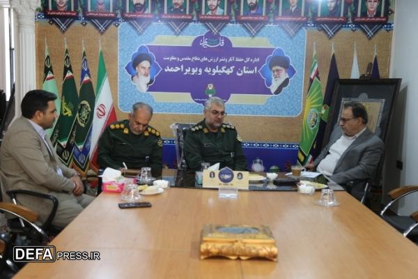 اهدای حکم ریاست هیأت امنای شهید گمنام به مدیرکل پزشکی قانونی کهگیلویه و بویراحمد