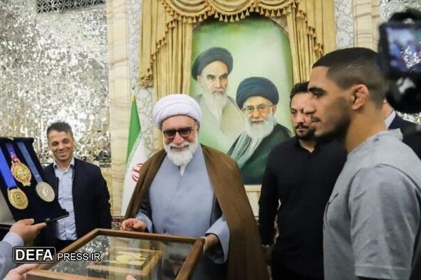 اهدای مدال‌های کشتی گیر مازندرانی به موزه آستان قدس رضوی