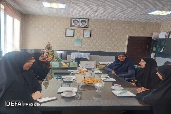 تجلیل مدیرکل دفتر امور زنان و خانواده از بانوان نیروی انتظامی در کلانتری ۳۴ مشهد