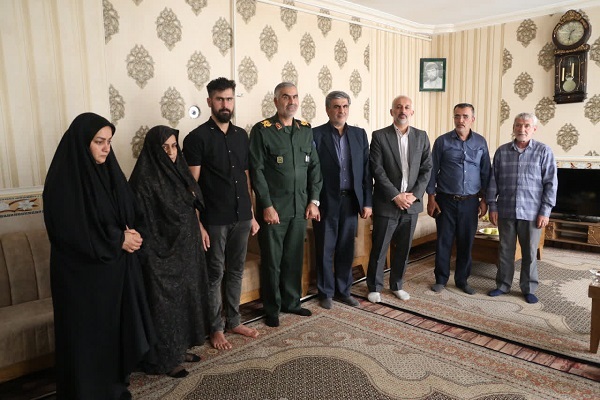 دیدار فرمانده تیپ ۳۲ انصارالحسین (ع) با خانواده شهید «عباس حسنی»+ تصاویر