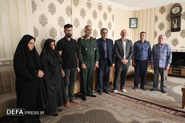 دیدار فرمانده تیپ ۳۲ انصارالحسین(ع) با خانواده شهید «عباس حسنی» در جورقان + تصاویر