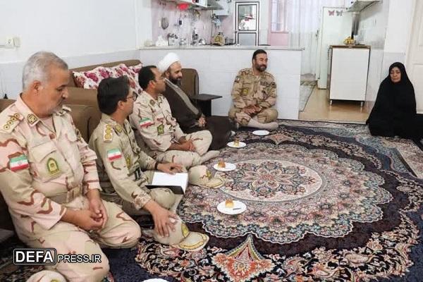 دیدار فرمانده هنگ مرزی تایباد با خانواده شهید «رسول سنگین» 