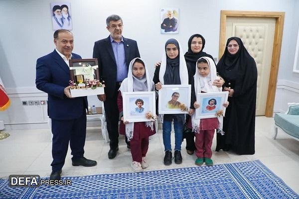 تجلیل از مادر شهیدان زینلی و دختران مدال‌آور نقاشی در روز جهانی کودک
