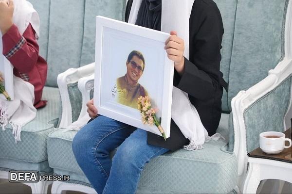 تجلیل از مادر شهیدان زینلی و دختران مدال‌آور نقاشی در روز جهانی کودک