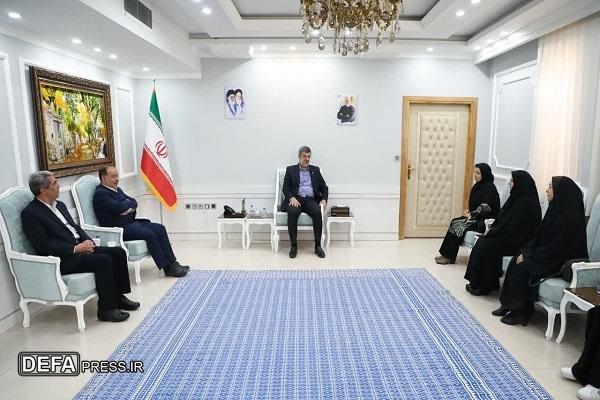 تجلیل از مادر شهیدان زینلی و دختران مدال‌آور نقاشی در روز جهانی کودک