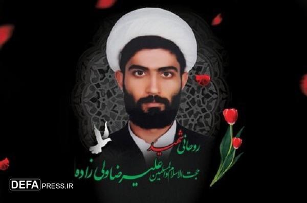 عکس/لحظه وداع پدر و مادر روحانی شهید «علیرضا ولیزاده» در معراج شهدا