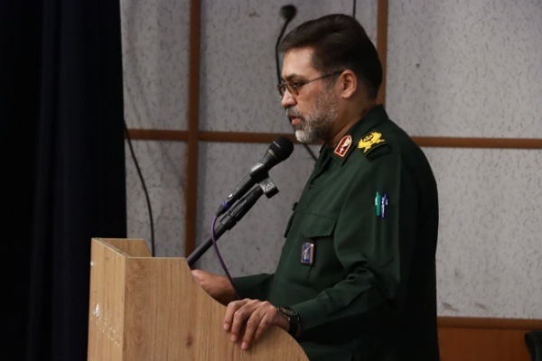 معلمان شهید نماد پیوند علم و ایثار هستند