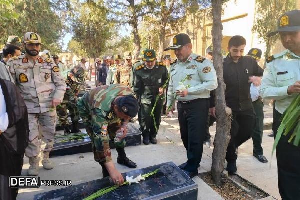 به مناسبت هفته انتظامی عطر افشانی مزار شهدا در سنندج برگزار شد