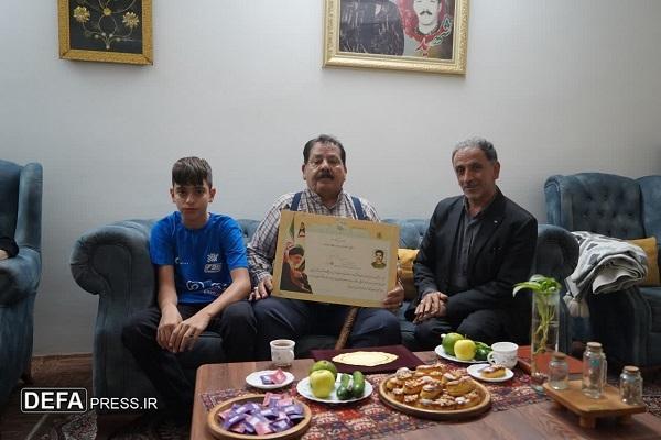 دیدار اعضای کارگروه تاریخ شفاهی دفاع مقدس آمل با پدر شهید «بهادر ایزدی»