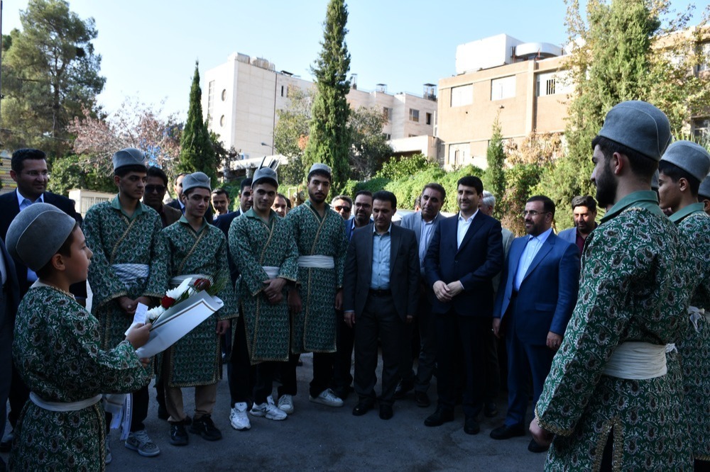 با حضور وزیر ارتباطات، دبیرستان عشایری شهید بهشتی شیراز به شبکه پرسرعت فیبرنوری متصل شد