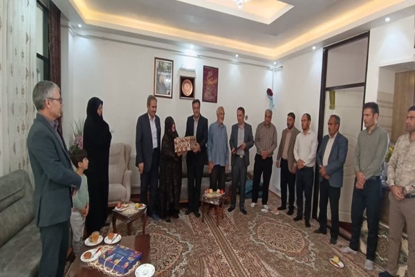 دیدار مسؤولان خدابنده با خانواده شهید معزز «حبیب خاتمی‌پور» 