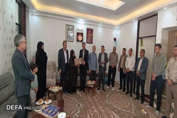دیدار مسؤولان خدابنده با خانواده شهید معزز «حبیب خاتمی‌پور» 