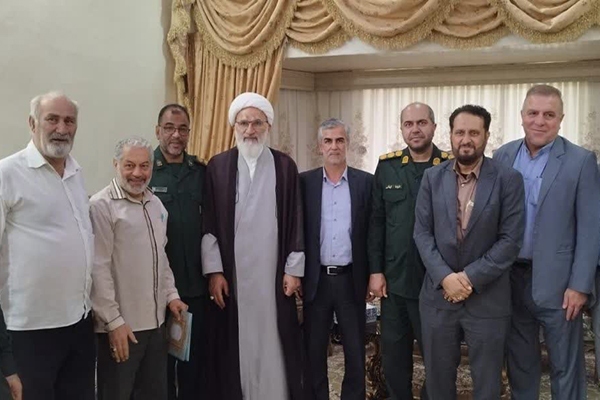 دیدار مسئولین آبادان با خانواده شهدا و جانبازان به مناسبت هفته دفاع مقدس