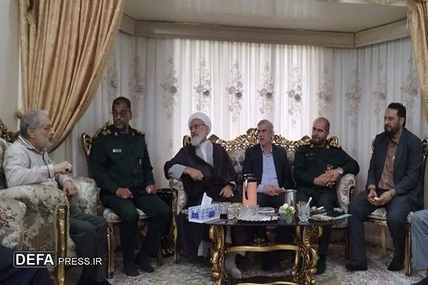 دیدار مسئولین آبادان با خانواده شهدا و جانبازان به مناسبت هفته دفاع مقدس