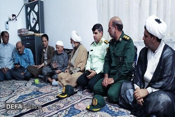 مسئولان شهرستان قلعه گنج با خانواده شهیدان «علی زارعی» و «ابراهیم چمنی» دیدار کردند