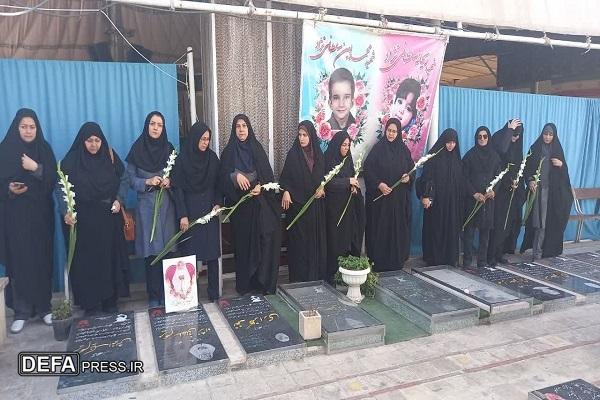 تجدید میثاق زنان ادارات کرمان با شهدا در هفته دفاع مقدس+تصاویر