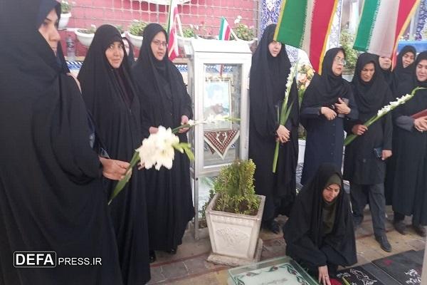 تجدید میثاق زنان ادارات کرمان با شهدا در هفته دفاع مقدس+تصاویر