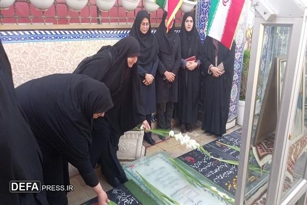 تجدید میثاق زنان ادارات کرمان با شهدا در هفته دفاع مقدس+تصاویر
