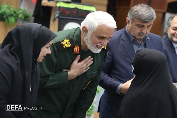 مادران شهدا، نماد ایثار و فداکاری هستند