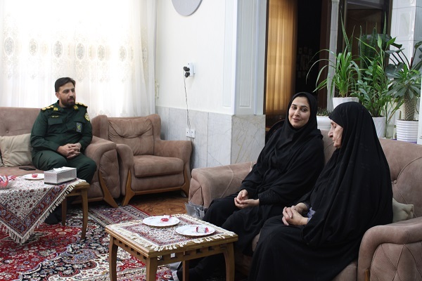 دیدار مدیرکل حفظ آثار دفاع مقدس و مقاومت چهارمحال و بختیاری با مادر شهیدان حجازی