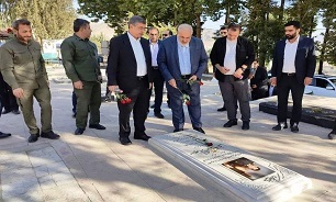 ادای احترام وزیر نیرو به شهدای لرستان