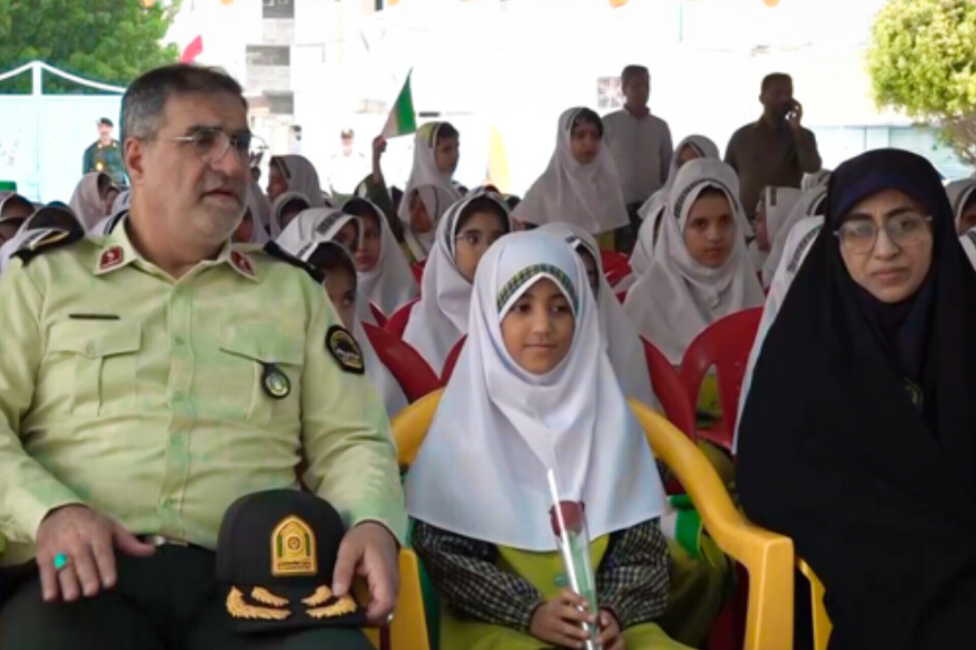 فرمانده انتظامی هرمزگان در کنار فرزندان شهدا