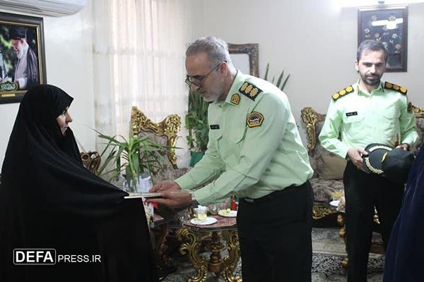 تجلیل فرمانده انتظامی فردیس از خانواده شهید محمدمهدی وکیلی