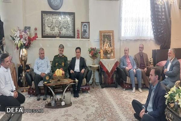 دیدار دکتر شمیرانی و مسئولان شهرستان نظرآباد با خانواده شهید والامقام هاشم مفاخری