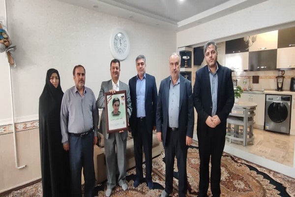 دیدار جمعی از کارکنان اداره بازرسی استان همدان با خانواده شهید مدافع وطن «عباس حیدری»