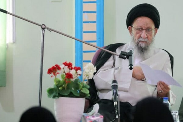 آیت‌الله نورمفیدی: دختران باید بدانند که رعایت حجاب به معنای اعلام شخصیت و احترام به خود است