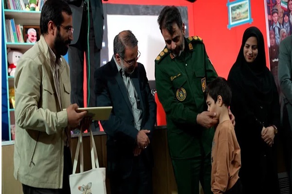 تجلیل از فرزندان شهدای ۱۲ روزه زنجان در ویژه‌برنامه «بابای قهرمان من»