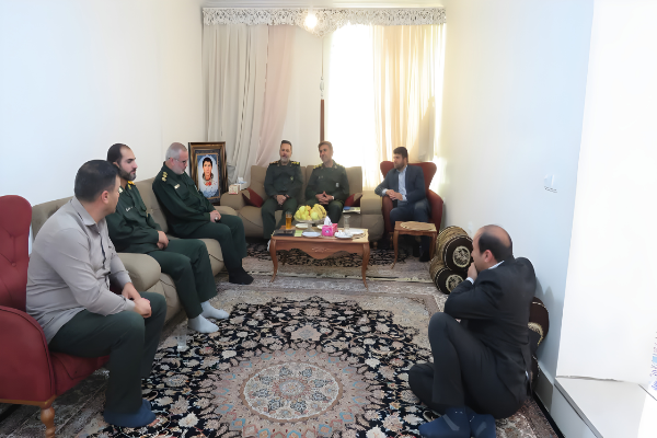 دیدار جمعی از فرماندهان سپاه با خانواده شهدای شهرستان بویراحمد+ تصاویر