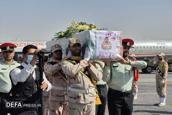استقبال از پیکر مطهر شهید مرزبانی «سجاد صیامی» در فرودگاه شهید هاشمی‌نژاد+ تصاویر