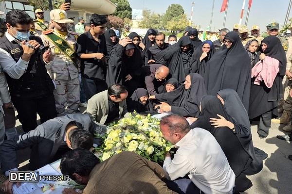 استقبال از پیکر مطهر شهید مرزبانی «سجاد صیامی» در فرودگاه شهید هاشمی‌نژاد+ تصاویر