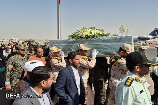 استقبال از پیکر مطهر شهید مرزبانی «سجاد صیامی» در فرودگاه شهید هاشمی‌نژاد+ تصاویر