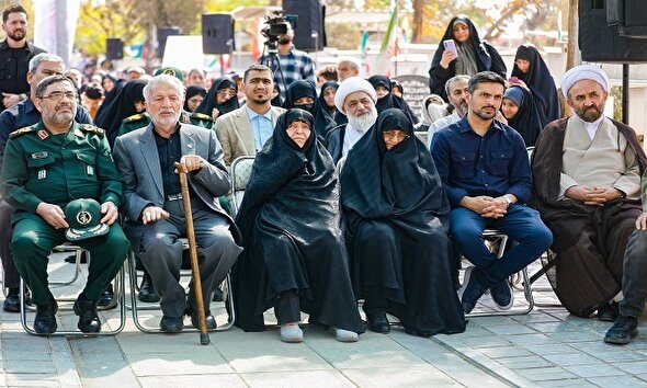 فیلم/ مادر شهید ربانی برای اولین بار مزار فرزند شهید خود را زیارت کرد