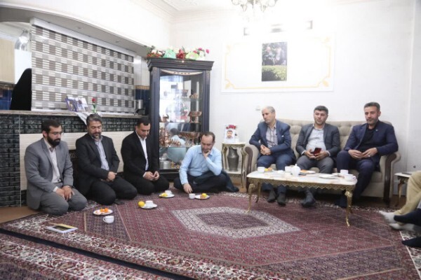 دیدار شهردار و اعضای شورای شهر زنجان با خانواده شهید «دلاور امیرخانی»