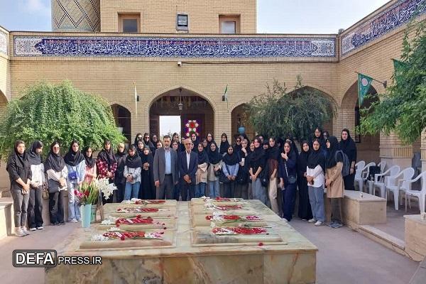 ادای احترام دانشجویان بابل به یادمان شهدای گمنام موزه دفاع مقدس و مقاومت مازندران