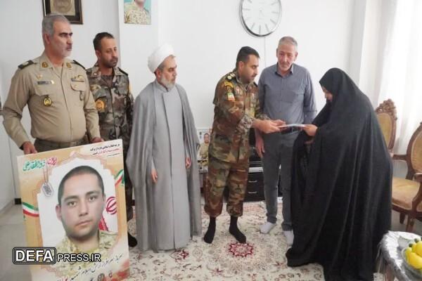 دیدار سرهنگ بهاری فر و هیئت‌رئیسه تیپ ۱۱۶ قزوین با خانواده شهید اقتدار ارتش «پویا آموسی»