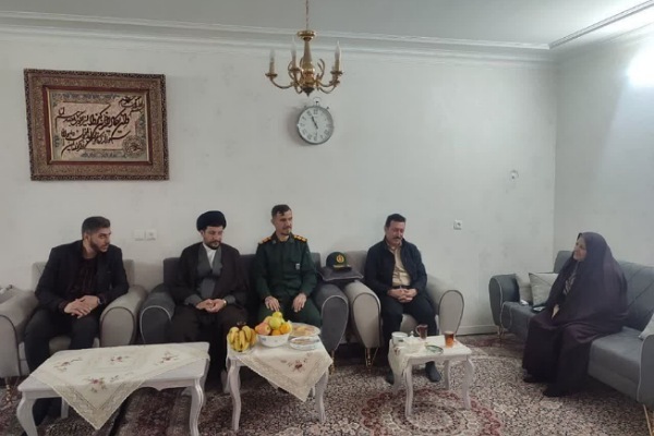 دیدار امام جمعه تویسرکان با خانواده شهید «ابوالقاسم بیاتی»